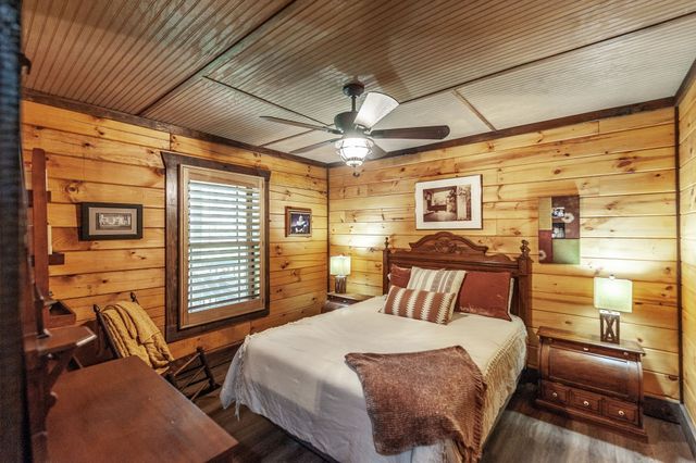 111 Guill Ln, Cottontown, TN 37048