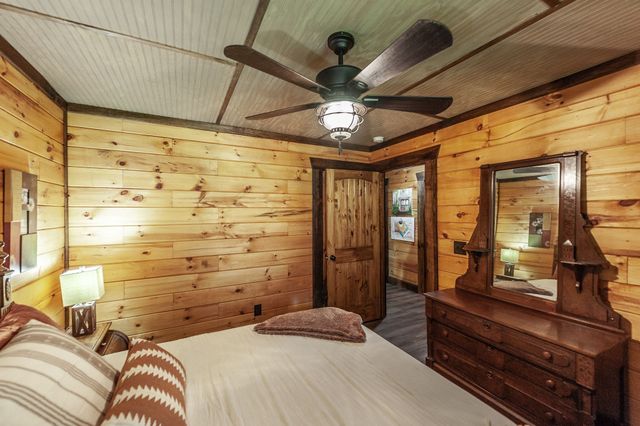 111 Guill Ln, Cottontown, TN 37048