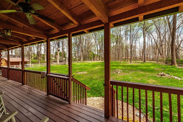 111 Guill Ln, Cottontown, TN 37048