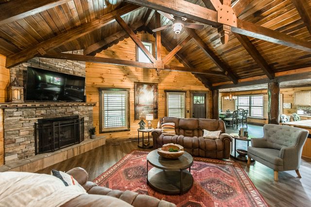 111 Guill Ln, Cottontown, TN 37048