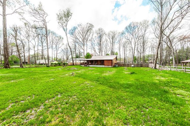 111 Guill Ln, Cottontown, TN 37048