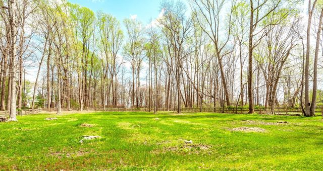 111 Guill Ln, Cottontown, TN 37048