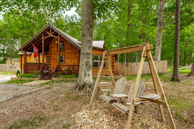 111 Guill Ln, Cottontown, TN 37048