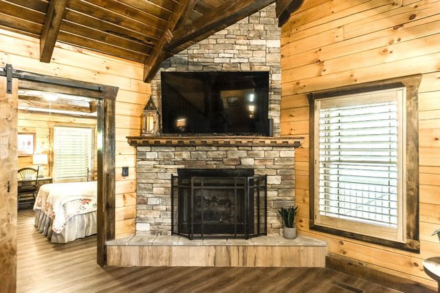 111 Guill Ln, Cottontown, TN 37048