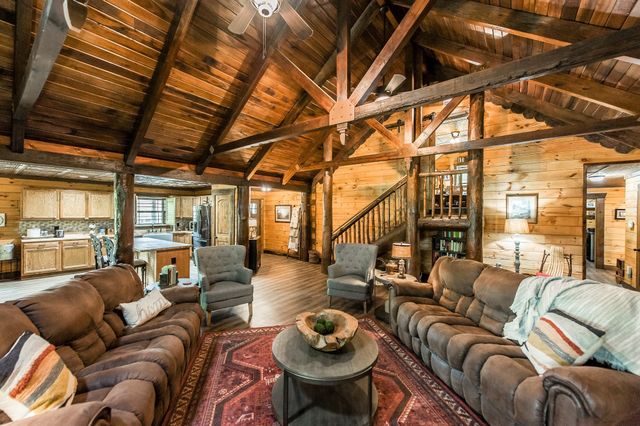 111 Guill Ln, Cottontown, TN 37048