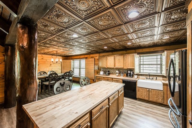 111 Guill Ln, Cottontown, TN 37048