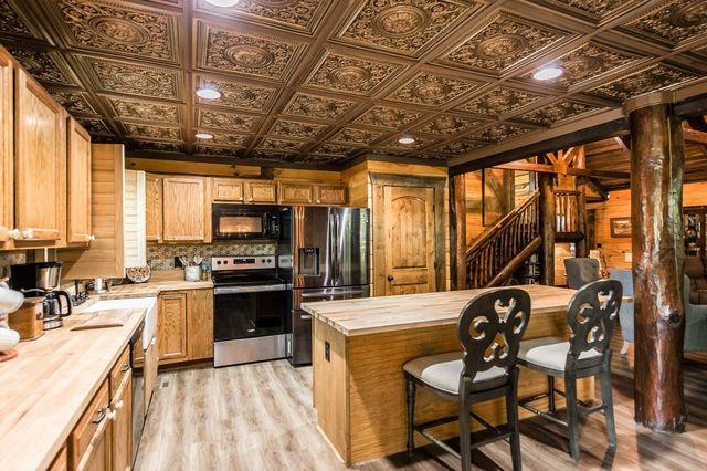 111 Guill Ln, Cottontown, TN 37048