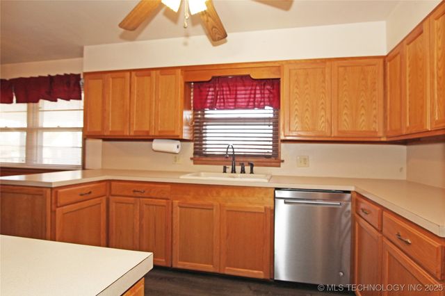 912 W Shawnee Avenue, Nowata, OK 74048