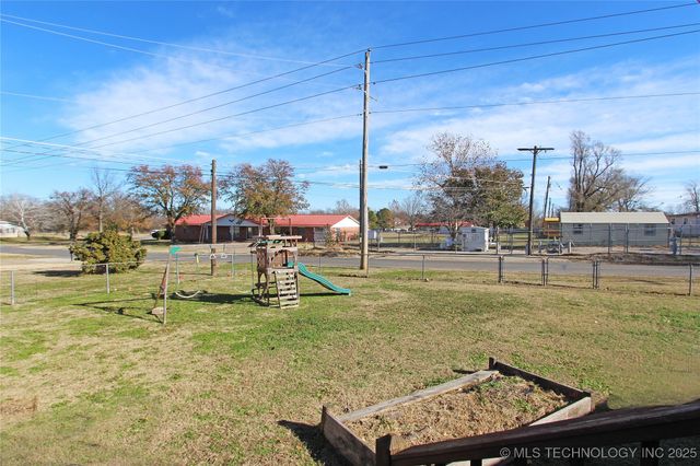 912 W Shawnee Avenue, Nowata, OK 74048