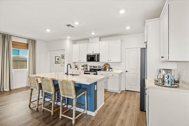 3193 Arbor View Dr, Folsom, CA 95630