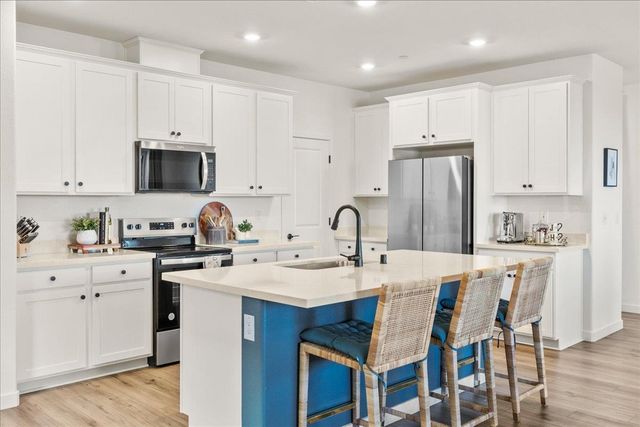 3193 Arbor View Dr, Folsom, CA 95630