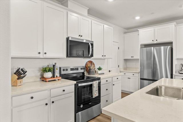 3193 Arbor View Dr, Folsom, CA 95630