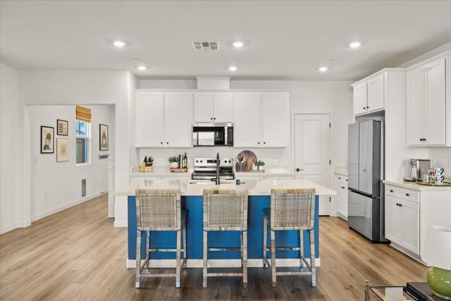 3193 Arbor View Dr, Folsom, CA 95630