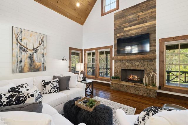 207 Arrow Way, Mineral Bluff, GA 30559