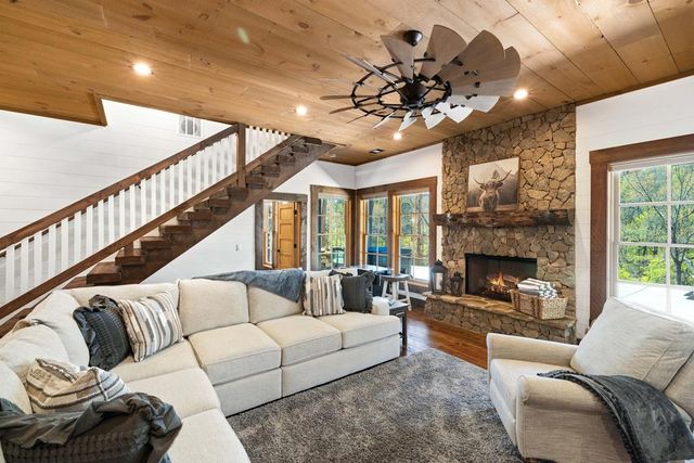 207 Arrow Way, Mineral Bluff, GA 30559