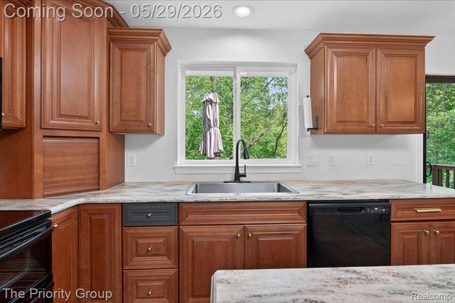 517 Deer Valley Road, Holly Village, MI 48442