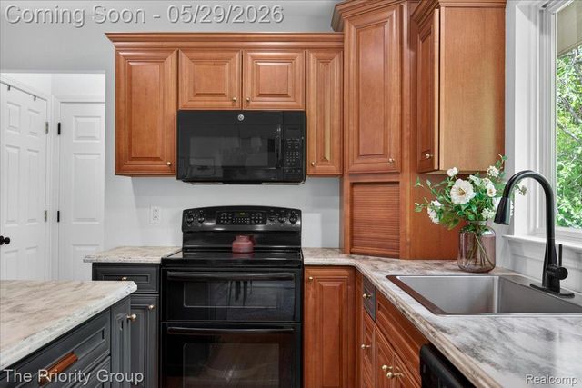 517 Deer Valley Road, Holly Village, MI 48442