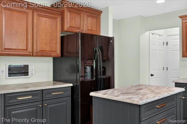 517 Deer Valley Road, Holly Village, MI 48442