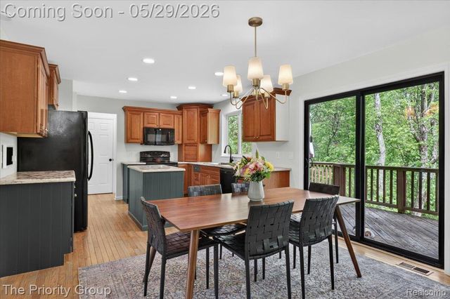517 Deer Valley Road, Holly Village, MI 48442