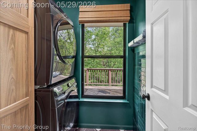 517 Deer Valley Road, Holly Village, MI 48442