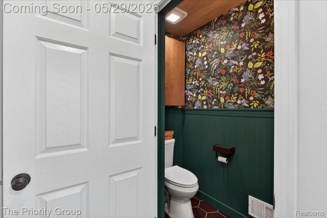 517 Deer Valley Road, Holly Village, MI 48442