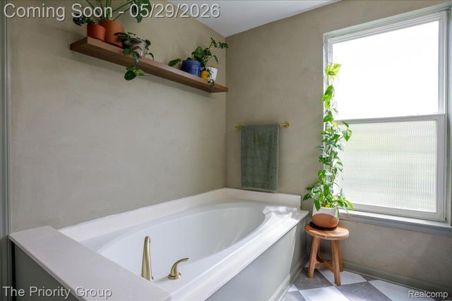517 Deer Valley Road, Holly Village, MI 48442
