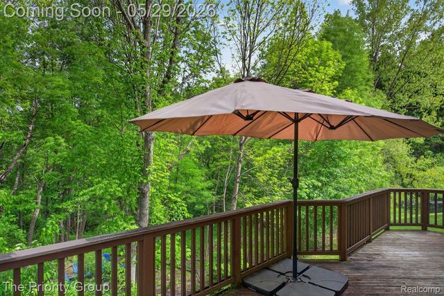 517 Deer Valley Road, Holly Village, MI 48442