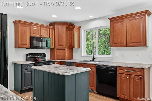 517 Deer Valley Road, Holly Village, MI 48442