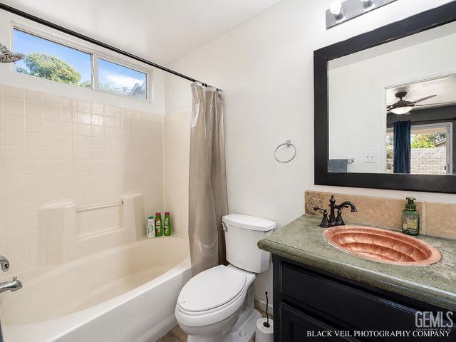10018 Grand View Summit Drive, Bakersfield, CA 93311