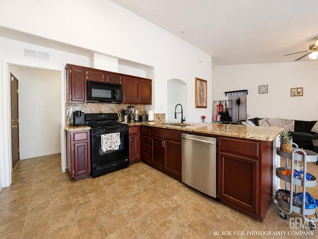 10018 Grand View Summit Drive, Bakersfield, CA 93311