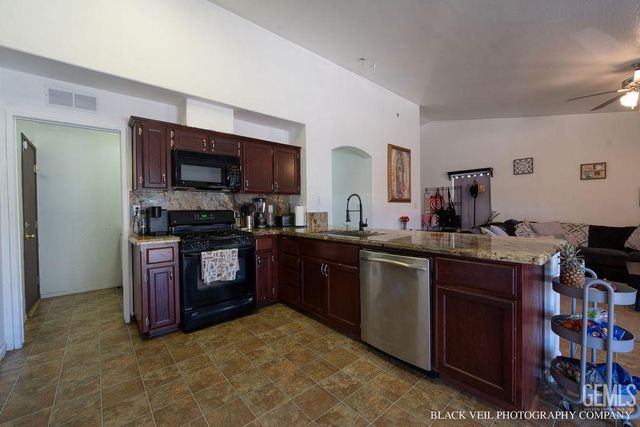 10018 Grand View Summit Drive, Bakersfield, CA 93311