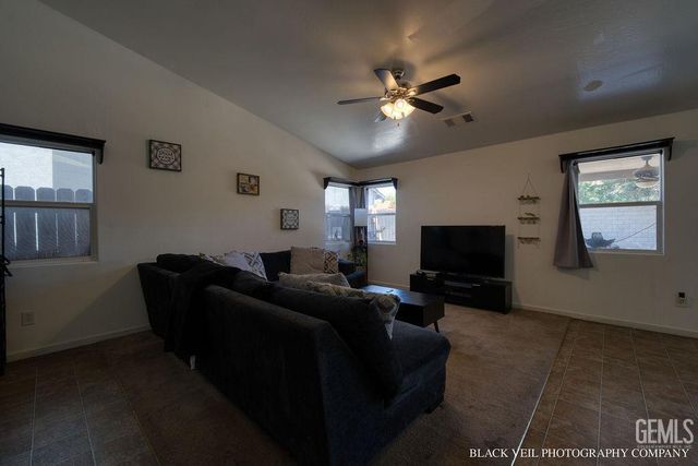 10018 Grand View Summit Drive, Bakersfield, CA 93311