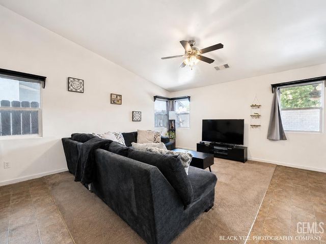 10018 Grand View Summit Drive, Bakersfield, CA 93311