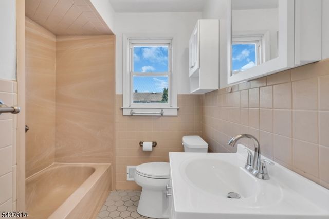 62 Louise Dr, Manville Boro, NJ 08835