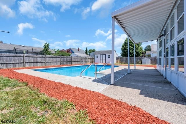 62 Louise Dr, Manville Boro, NJ 08835