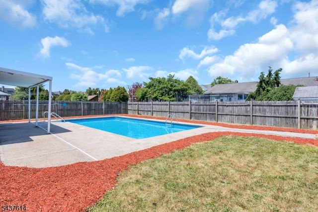 62 Louise Dr, Manville Boro, NJ 08835
