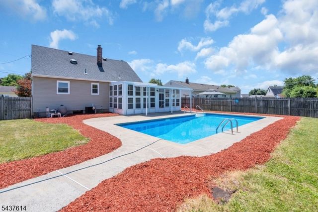62 Louise Dr, Manville Boro, NJ 08835