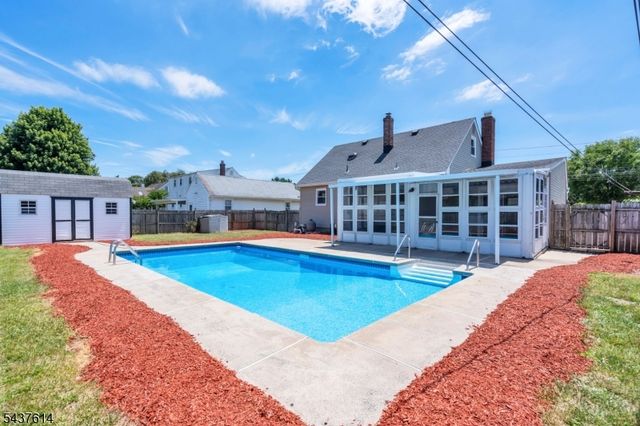 62 Louise Dr, Manville Boro, NJ 08835