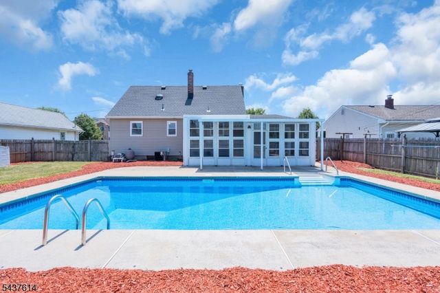 62 Louise Dr, Manville Boro, NJ 08835