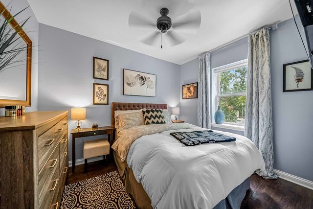 54 Forest Avenue 2W, Riverside, IL 60546