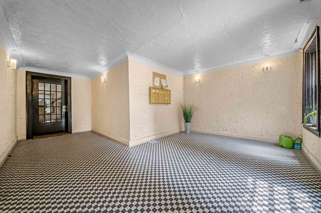 54 Forest Avenue 2W, Riverside, IL 60546