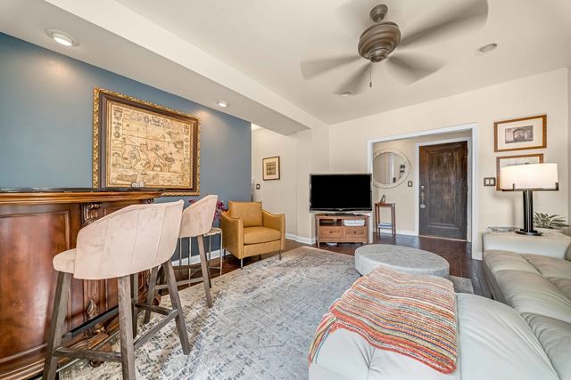 54 Forest Avenue 2W, Riverside, IL 60546