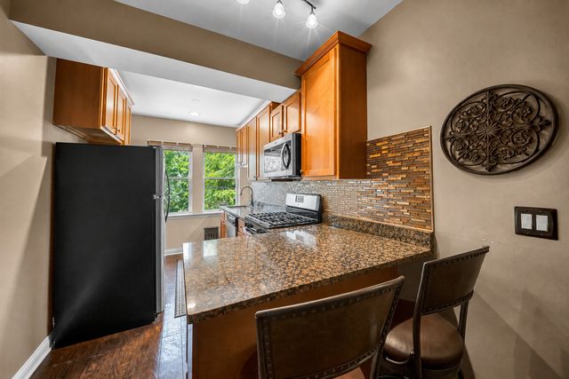 54 Forest Avenue 2W, Riverside, IL 60546