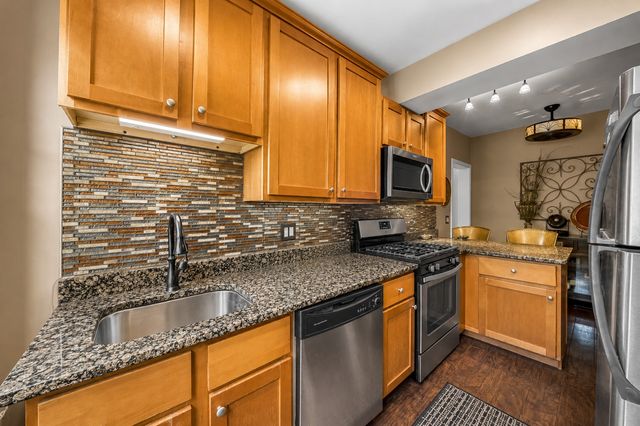 54 Forest Avenue 2W, Riverside, IL 60546