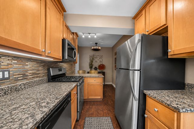 54 Forest Avenue 2W, Riverside, IL 60546