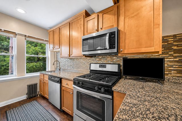 54 Forest Avenue 2W, Riverside, IL 60546