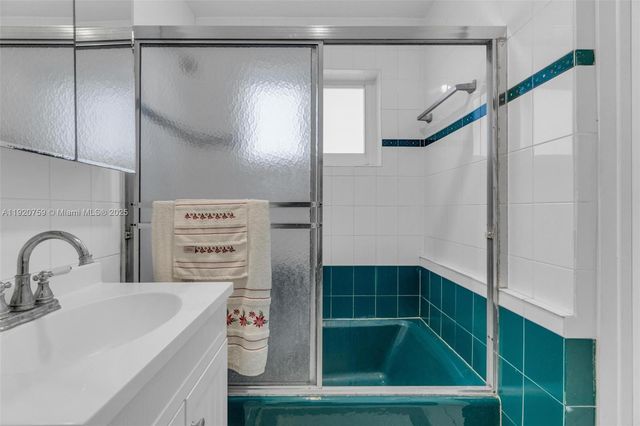 371 NE 42nd Ct, Oakland Park, FL 33334