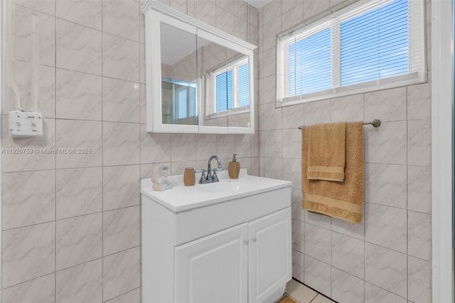 371 NE 42nd Ct, Oakland Park, FL 33334