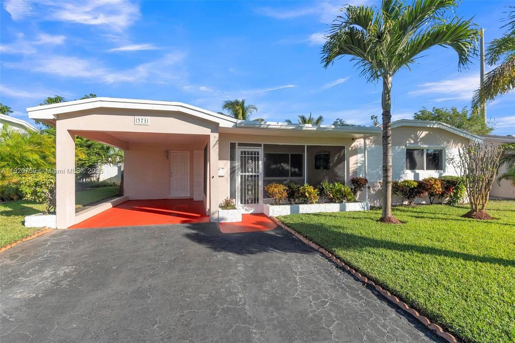 Image 2 of property listing at 371 NE 42nd Ct, Oakland Park, FL 33334