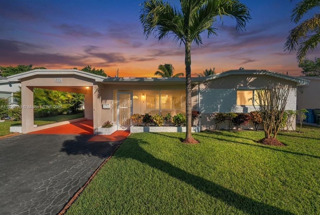 Image 31 of property listing at 371 NE 42nd Ct, Oakland Park, FL 33334